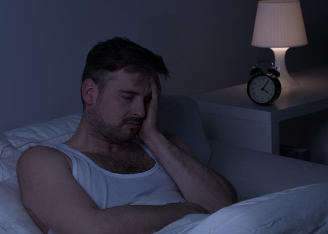 你整晚都醒着的吗？用这四种方法，帮助你对付失眠