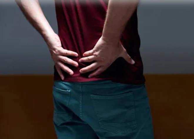 背部疼痛除了太累之外，还可能与这5种疾病有关，是时候检查一下