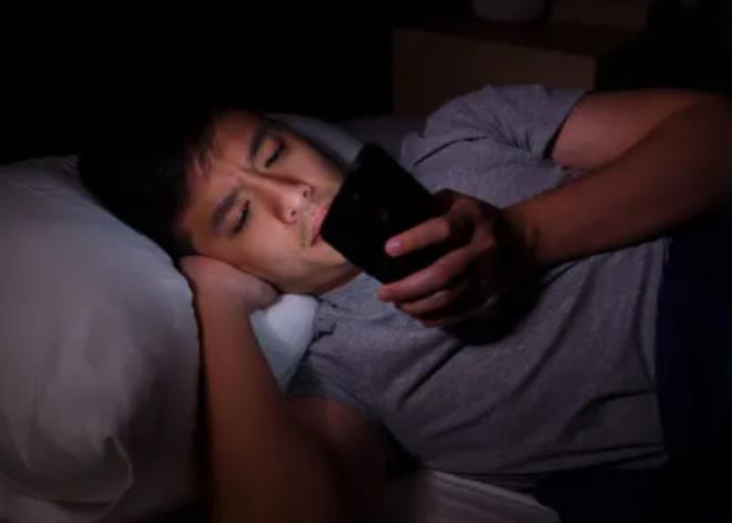 习惯在睡前玩手机的人，过不了多久，会付出这5个“代价”