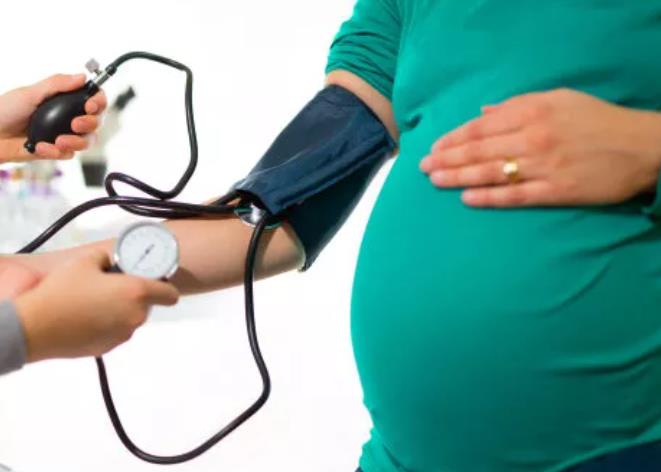 怀孕得了高血压，对胎儿影响大吗？孕妇会出现哪些症状？