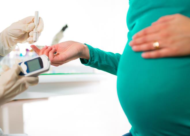 诊断为妊娠糖尿病，对自身及胎儿危害极大，积极治疗不能延误