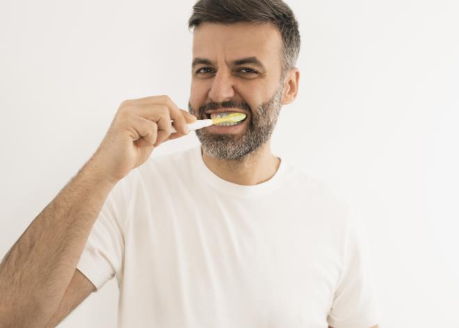 每天都刷牙，但是嘴还是有味道? 4种原因的可能性